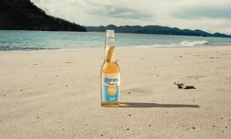 Corona Cero flesje op het strand